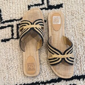DV by Dolce Vita Women's Black and Tan Woven Sandals